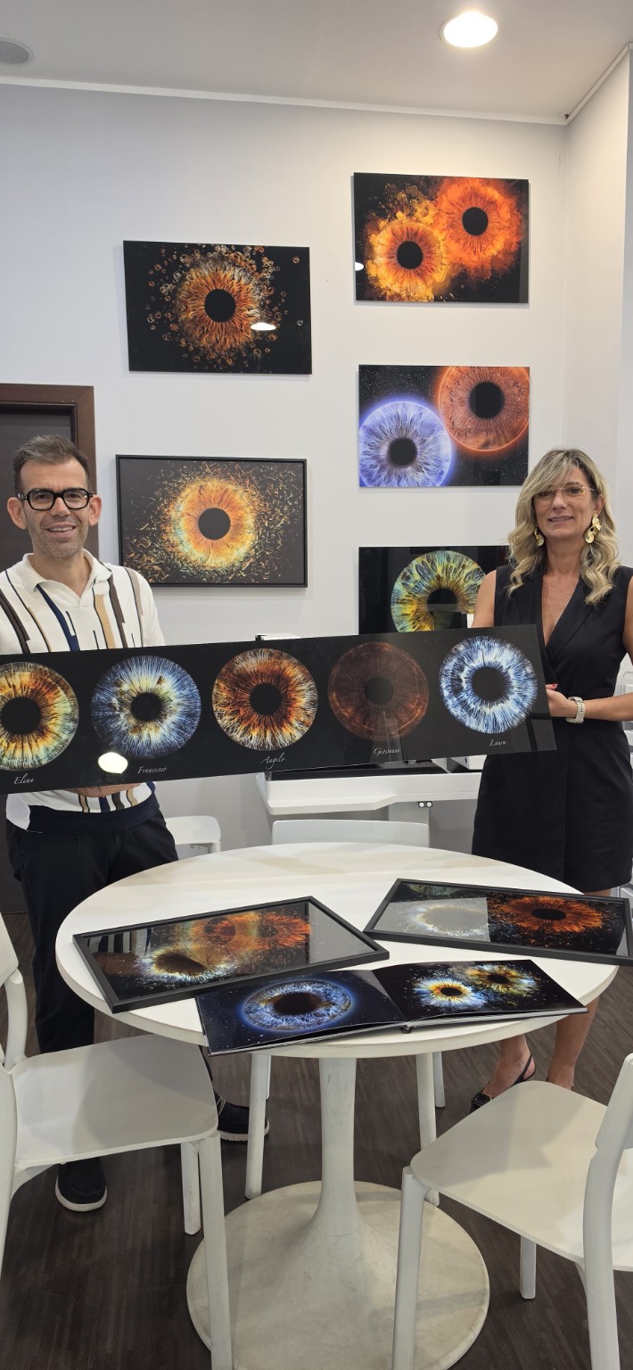 Pasquale ed Emanuela mostrano le vere opere Iris Art: quadri singoli, composizioni di coppia e un formato panoramico di famiglia
